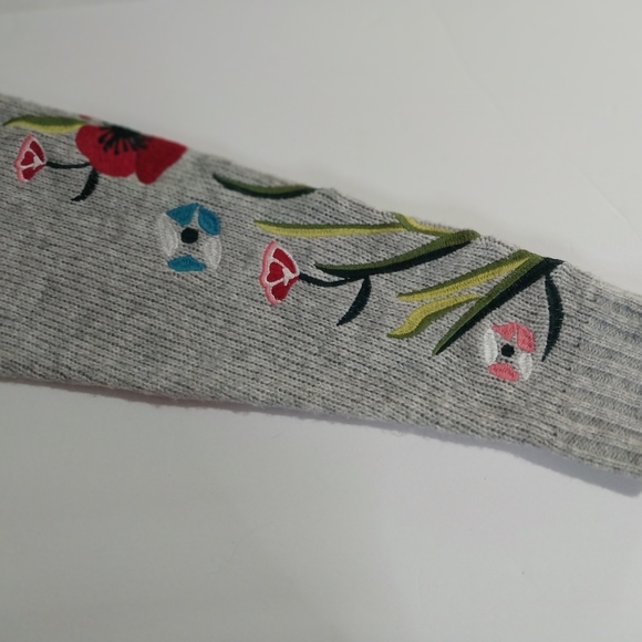 ROMEO +JULIET Elegant Floral Embroidered Sweater - Picture 5 of 10